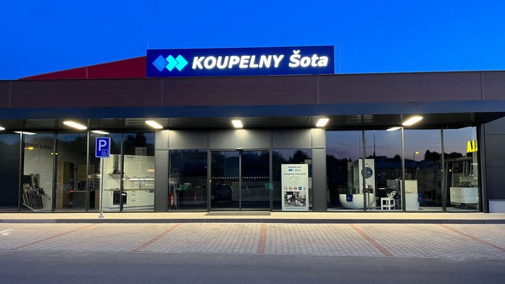 Showroom Koupelny Šota v Nepomuku za soumraku